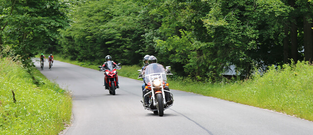 sv-magazin-unterwegs-sicher-in-die-motorradsaison-1-motorräder-auf-straße_tiny