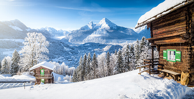 Hütten im Schneegebiet laden zu einer Pause mit einfachen, kulinarischen Leckerbissen ein