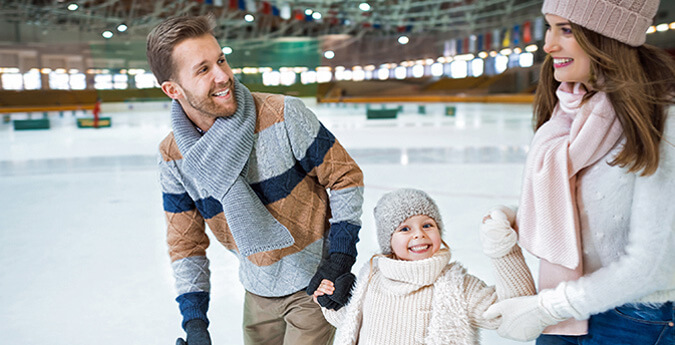 Eislaufen macht Kindern und Erwachsenen Spaß