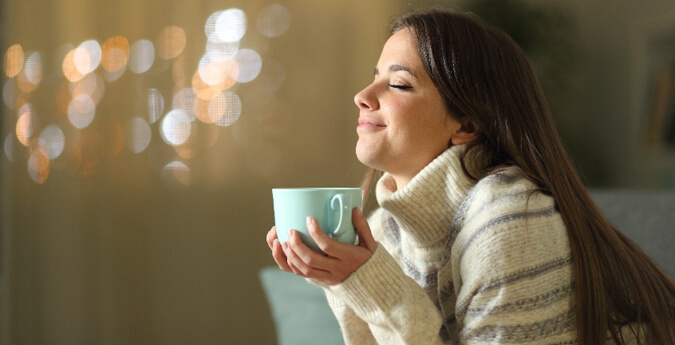 Frau hält eine Tasse in der Hand