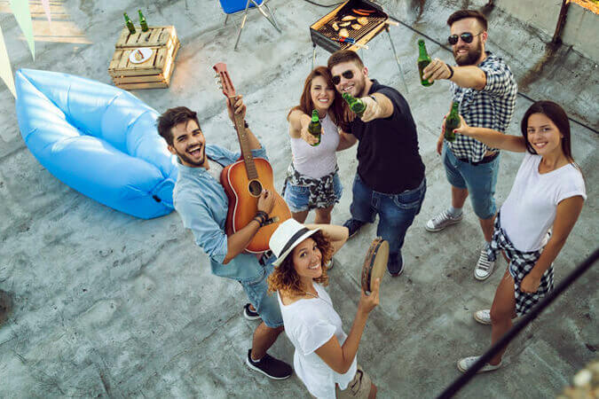 Party mit Freunden auf Dachterrasse 