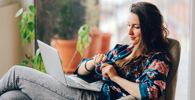 online-postfach-frau-am-laptop-675x345