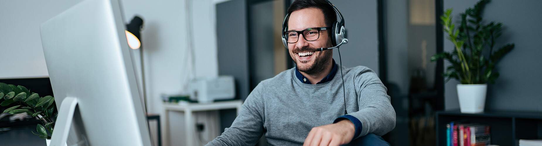 onlineberatung ein mann vor dem laptop