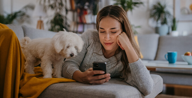 Frau mit Hund auf der Couch