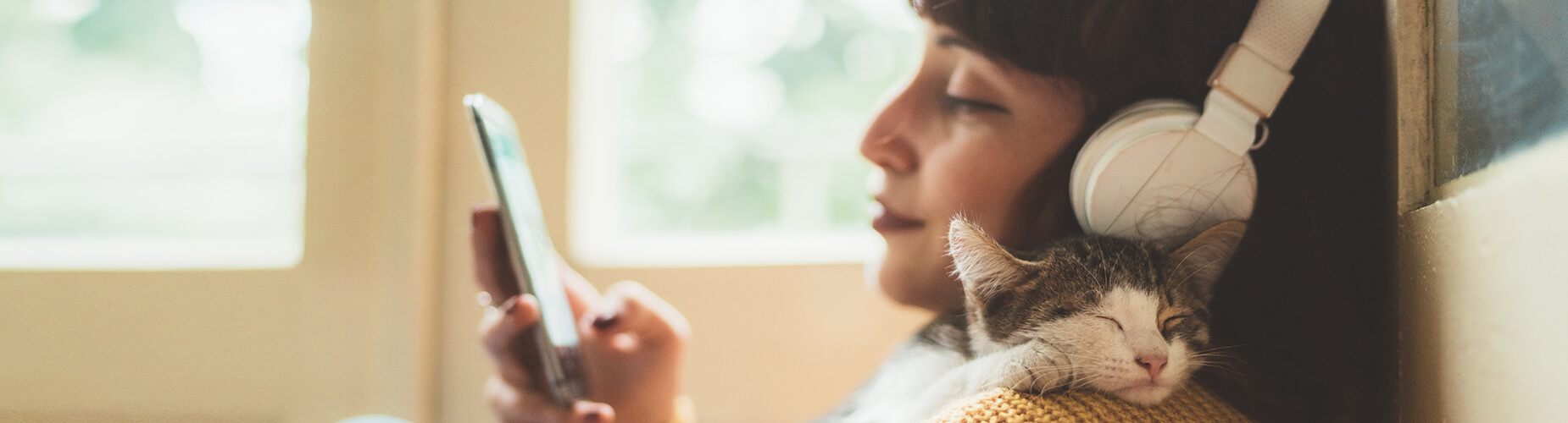 Corona-Virus FAQ - Frau mit Katze in Wohnung